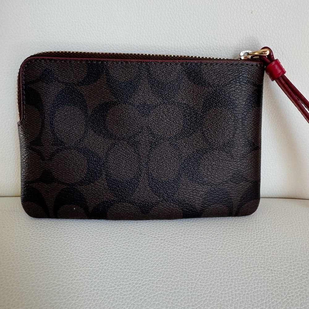 NWOT Coach Wristlet in excellent condition - Picture 2 of 6